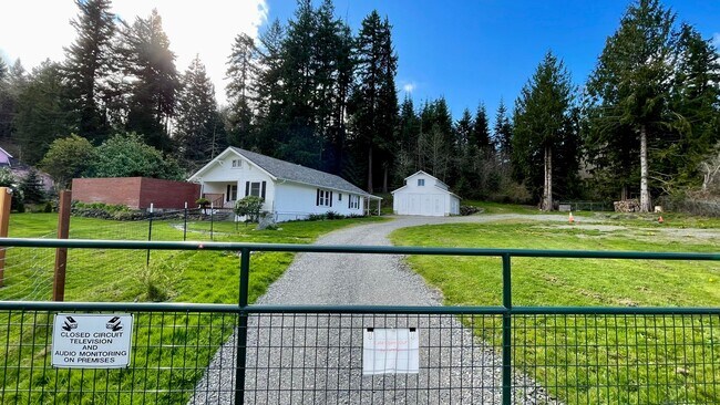 Building Photo - Country Living Home On Over Half An Acre! ...