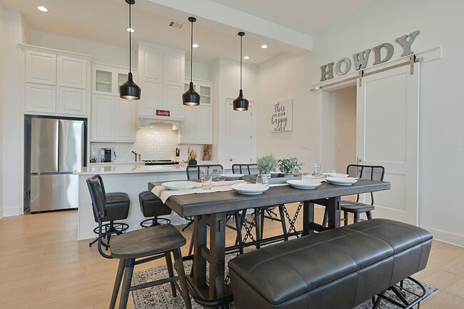 Foto del edificio - 5040 Mooney Fls Dr