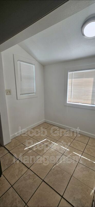 Foto del edificio - 235 West 1st Street