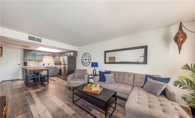 Building Photo - CLEAN & QUIET 2 BED 1 BATH CONDO
