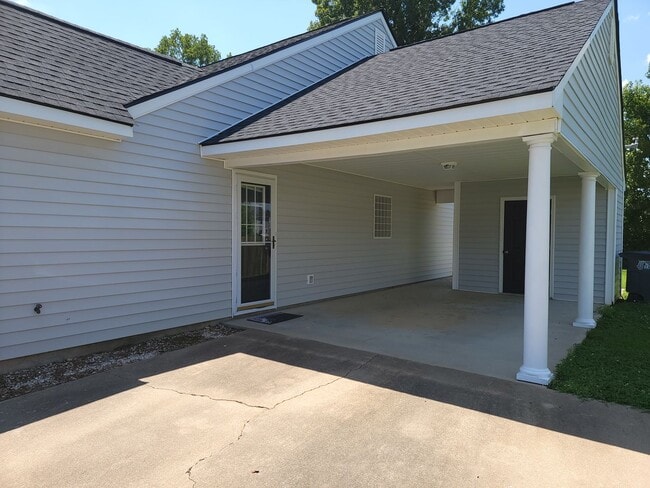 Building Photo - 720 Daffodil Way