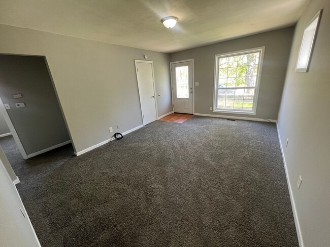 Building Photo - 3 bedroom 1 bath home in Rock Island