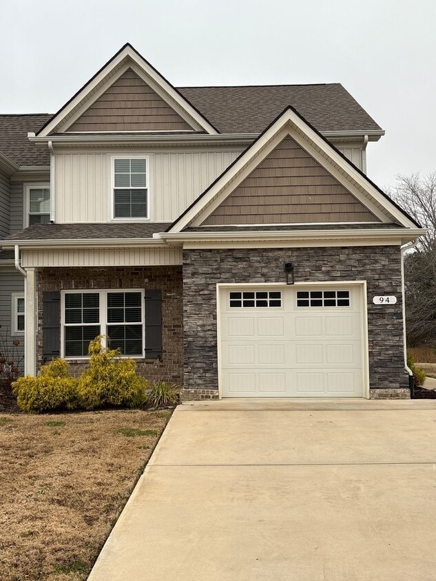 Foto principal - Beautiful & Spacious Townhome in the Center of Manchester!