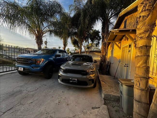 Photo - 831 N H St House