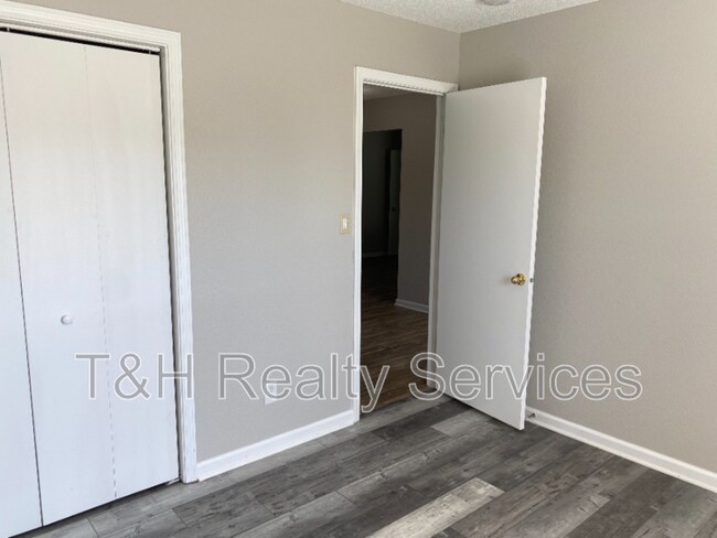 Building Photo - 1647 Sweetwater Ln