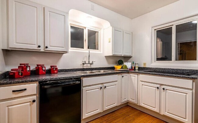 Building Photo - 412 Cornell Dr SE