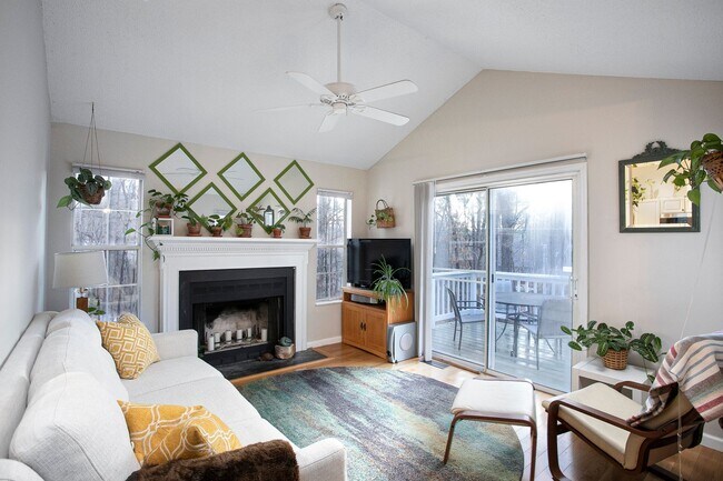 Building Photo - Fabulous Centrally Located 3 Bedroom Chape...