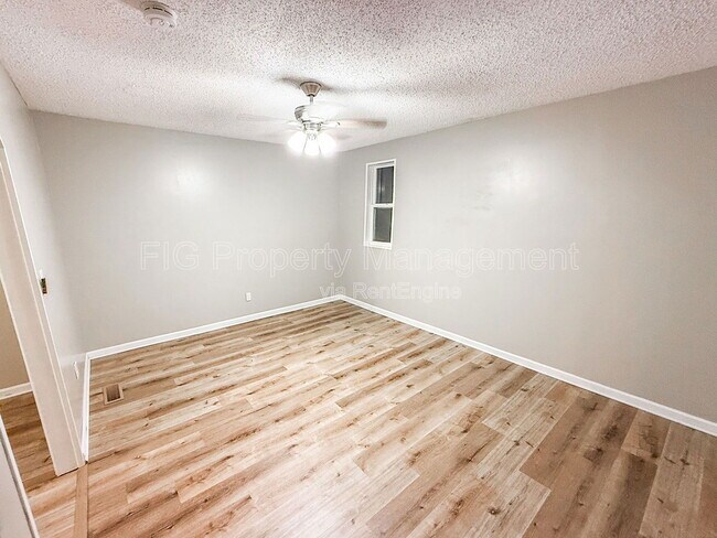 Foto del edificio - 811 Castleview Cir