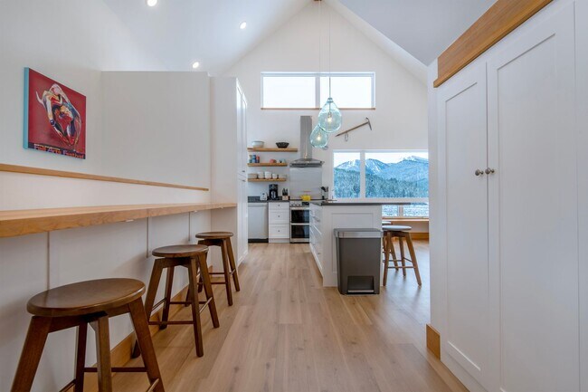 Foto del edificio - Seasonal Rental 10/1/25 - 5/30/26 Modern F...