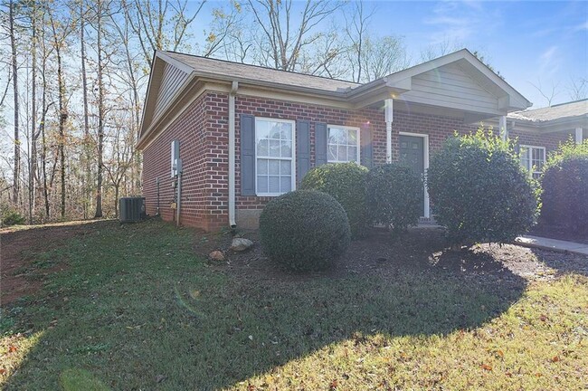 Building Photo - 208 Tee Dr