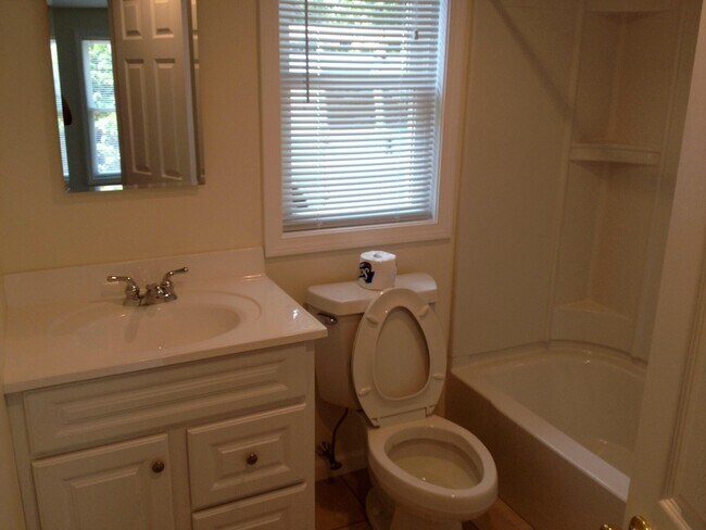 Building Photo - 104 Waterview Dr