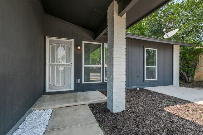 Foto del edificio - RENOVATED 4-BEDROOM HOME IN UNITED WESTWOOD