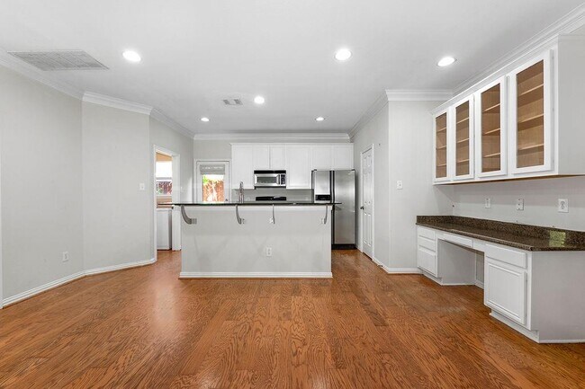 Building Photo - 3101 Hedgerow Dr