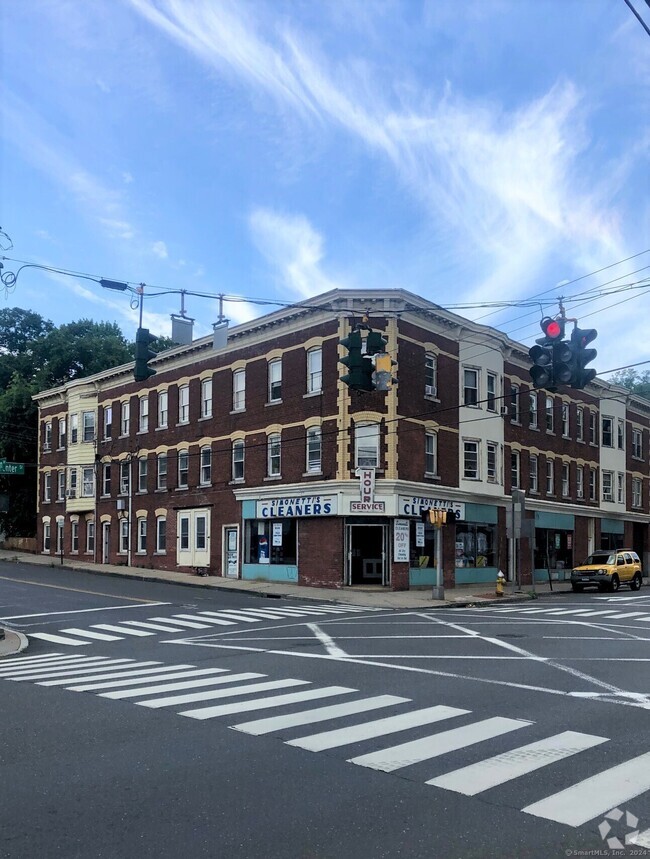 Building Photo - 70 Center St