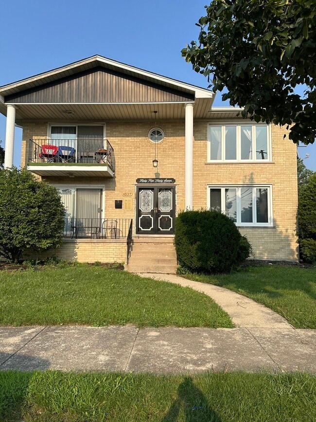 Building Photo - 4537 Maple Ave