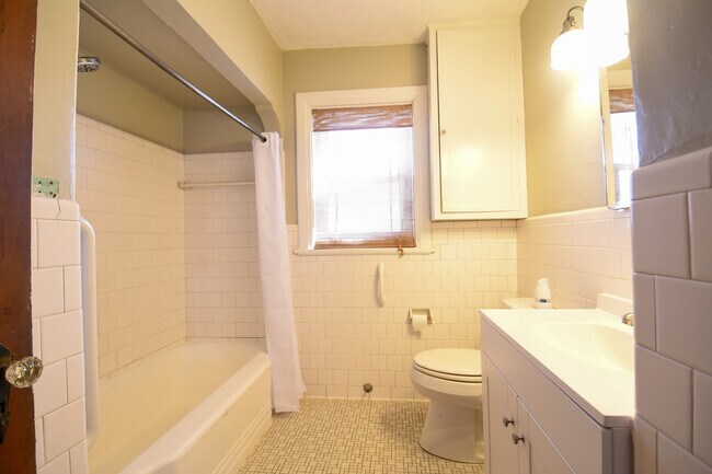Building Photo - 402 Orion Ave