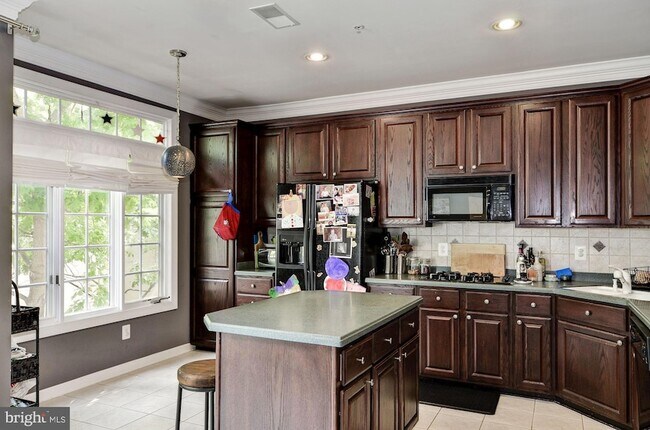 Foto del edificio - 4908 Waple Ln