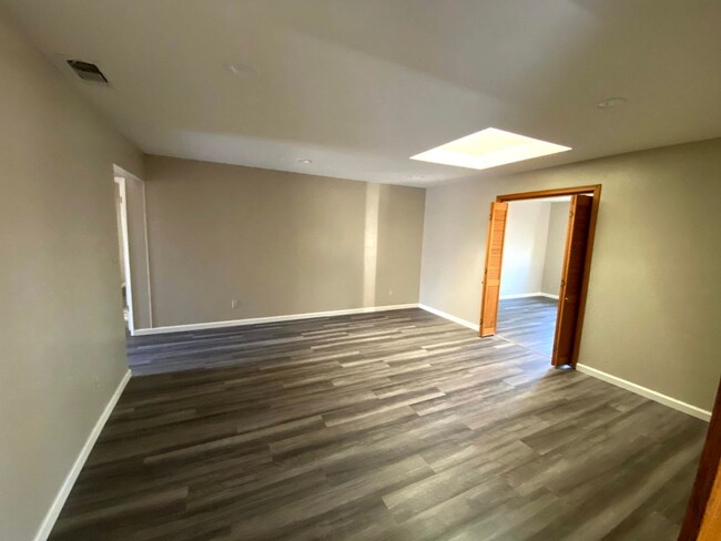 Foto del edificio - 4 bedroom with bonus room and office close...