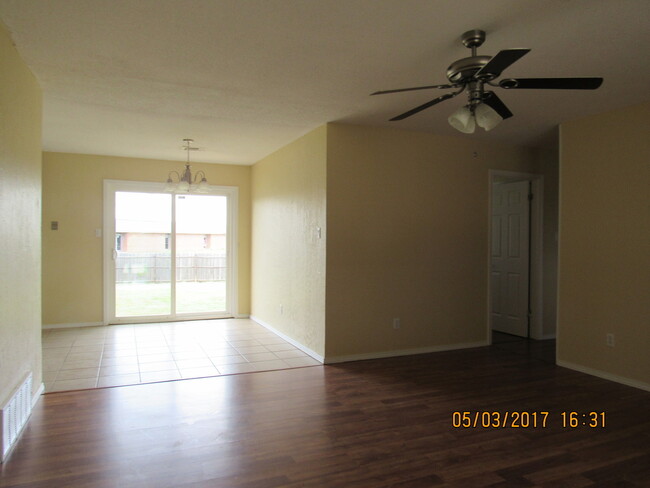 Foto del edificio - Very nice spacious home! No Carpet! Pet Fr...