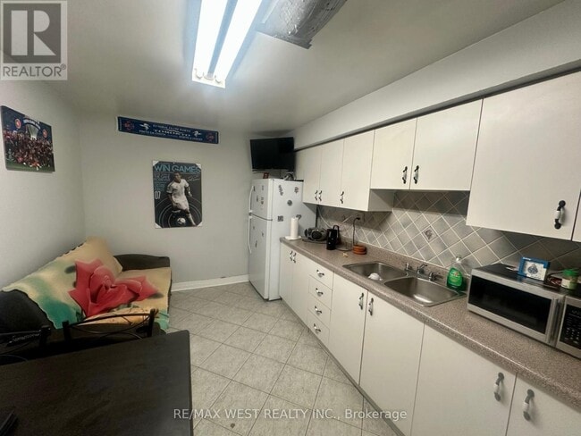 Building Photo - 355 Silverthorn Ave