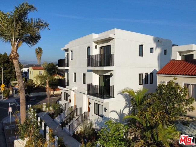 Foto del edificio - 4545 1/2 Pickford St