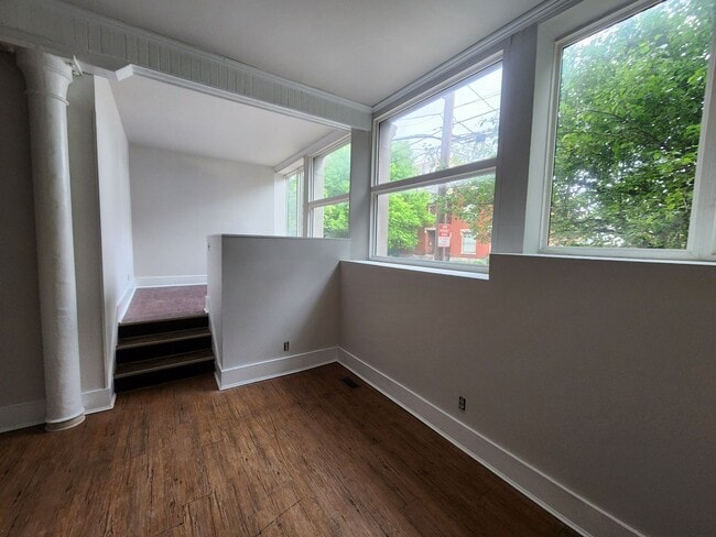 Building Photo - Light and Airy 2 bedroom 1 bathroom apartm...