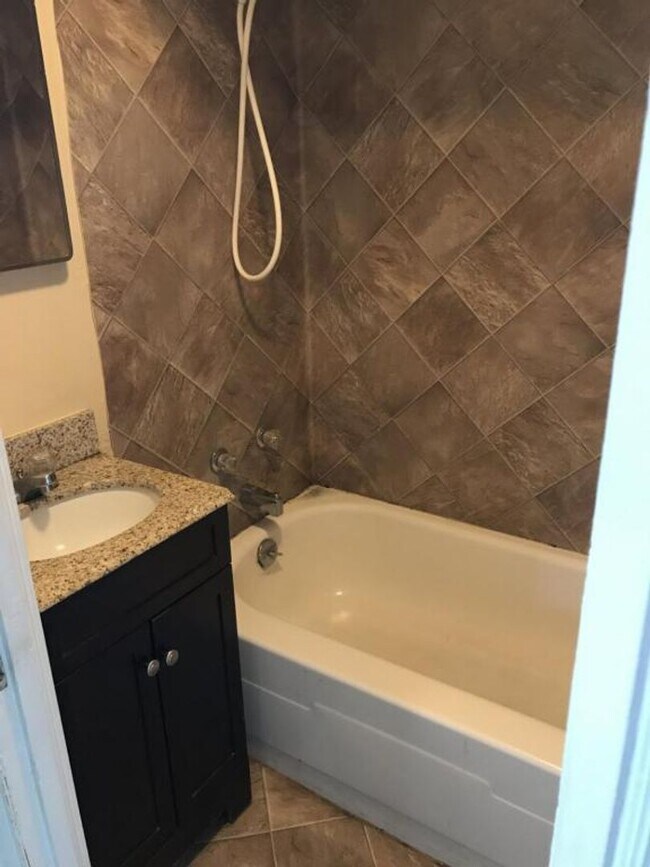 Foto del edificio - 403-405 N Baltimore Ave --1