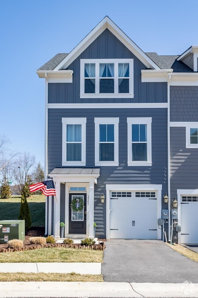 Building Photo - 3381 Monterey Dr