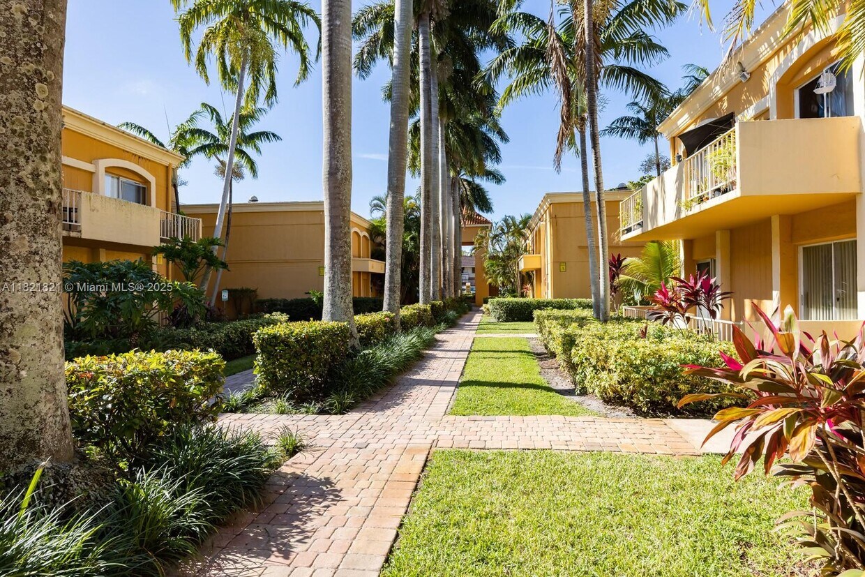 Foto principal - 17901 NW 68th Ave