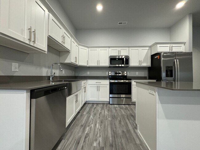 Foto del edificio - 2 Bed | 2 Bath | 3 Stall Garage | Patio Tw...