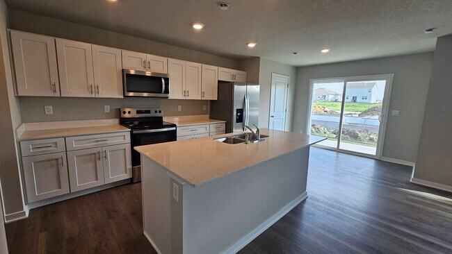 Foto del edificio - Brand New 3 Bedroom, 2.5 Bathroom Townhous...