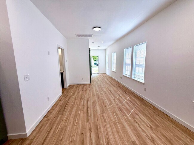 Foto del edificio - Completely Remodeled 1BD 1BA Duplex Locate...