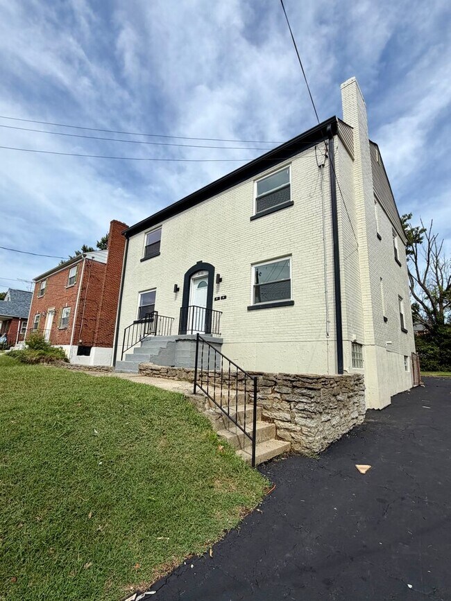 Building Photo - 3036 S Hegry Cir
