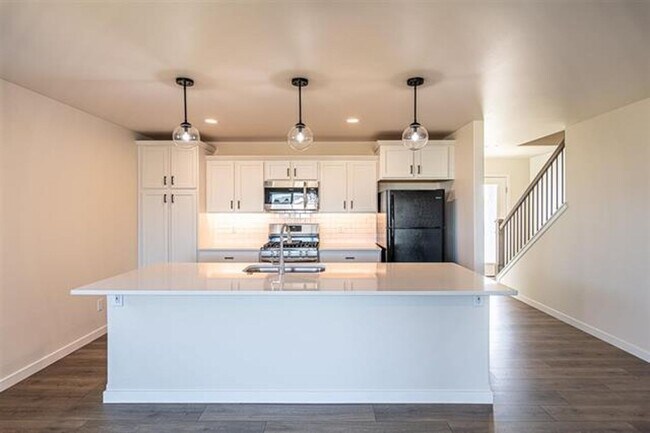 Foto del edificio - Brand New Condo with Screened Porch, Deck ...