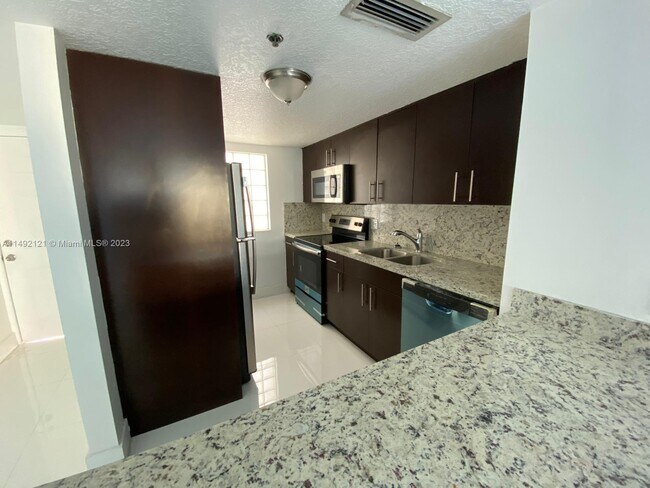 Foto del edificio - 695 SW 11th St