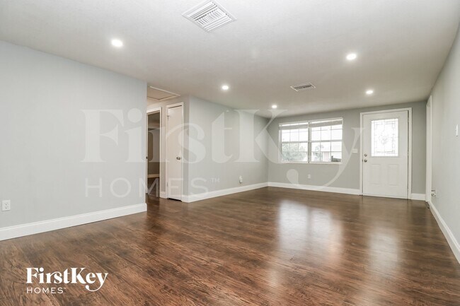 Foto del edificio - 3844 Elmwood Dr