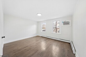 Building Photo - 334 Pine St