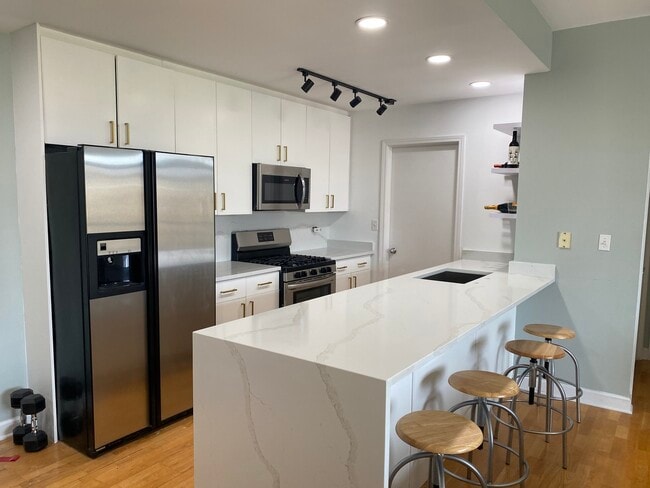 Building Photo - 680 N Green St