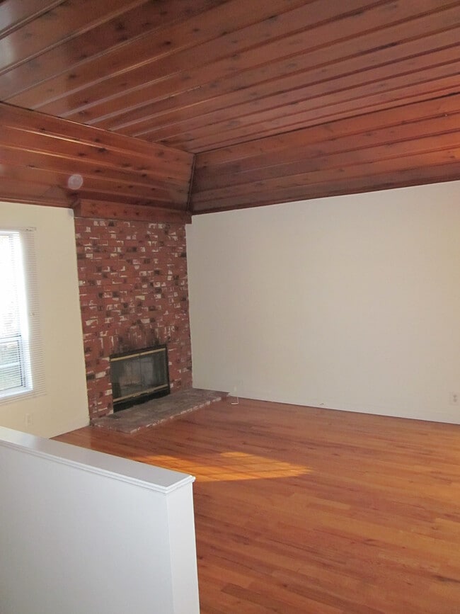 Building Photo - 5535 Radford Ave