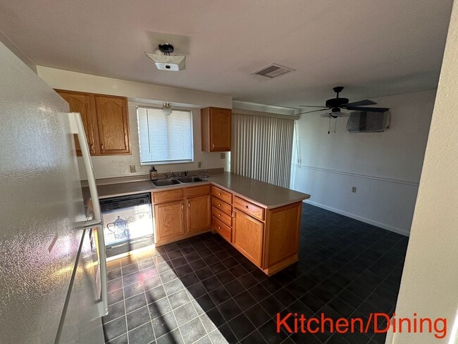 Building Photo - 4 bedroom 2 bath home prime location