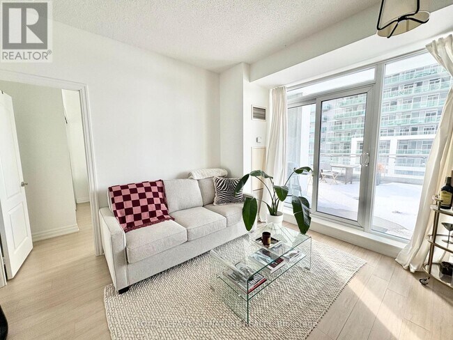 Photo du bâtiment - 2121 Lake Shore Blvd W