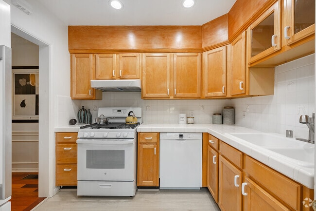1BR, 1BA - 775SF - Kitchen - 342 N Oakhurst Dr