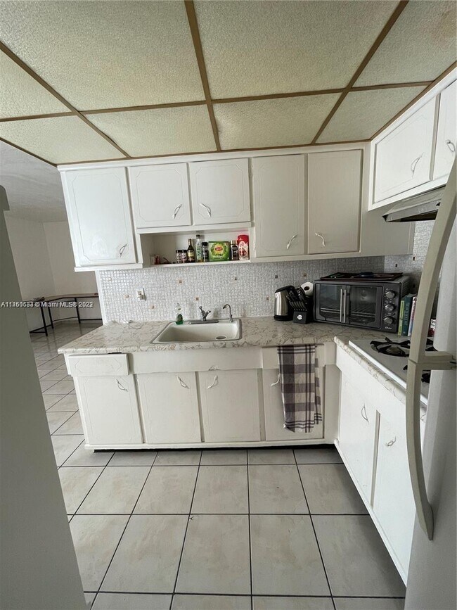 Building Photo - 441 Collins Ave