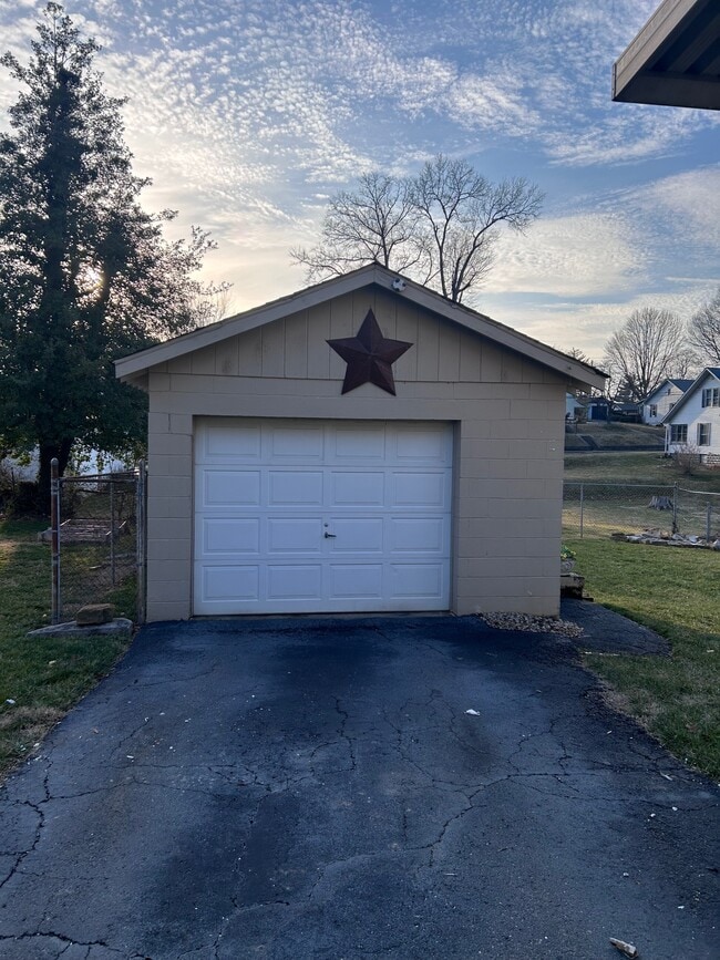 Building Photo - 123 N Richardson Dr