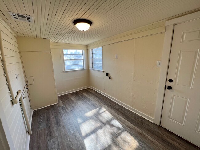 Building Photo - 413 N Macomb Ave