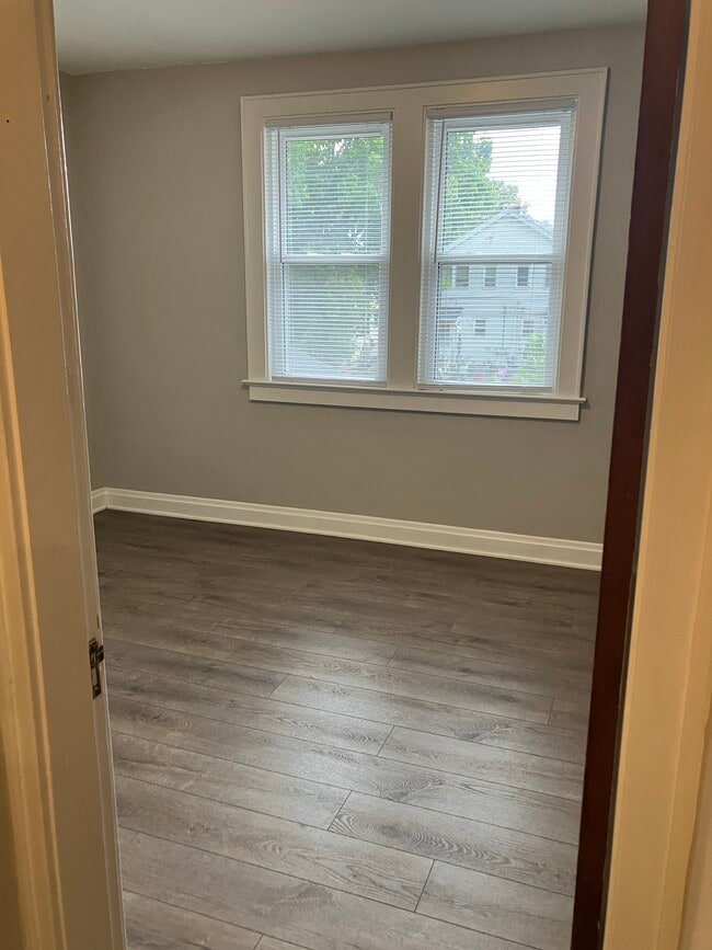 Back Bedroom - 930 Oxley Rd