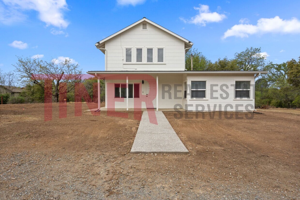 Primary Photo - Charming Loomis home on 1/2 acre - Pet fri...