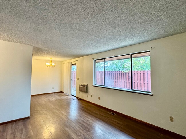Building Photo - 510 E Dalke Ave