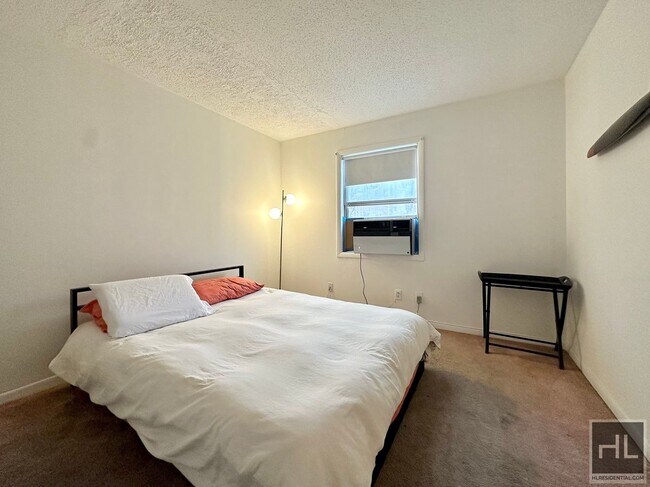Foto del edificio - 2-Bed/1-Bath on Top floor of Duplex in Bed...