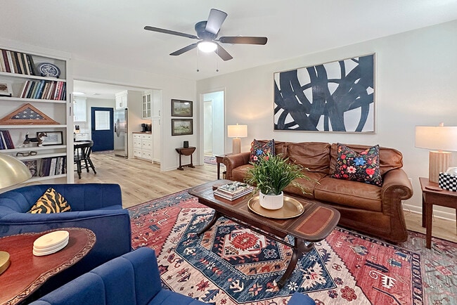 Living room - 204 Dianne St